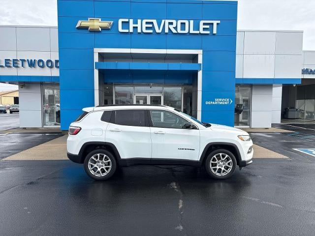 2022 Jeep Compass Latitude Lux in White — front three-quarter view